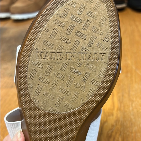 White and Brown Floral Sandals with Double Strap Design - Picture 4 of 5